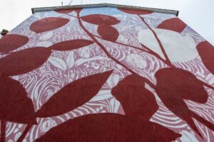 Arte pubblica a Carrara e Roma. Tellas dipinge “Mimesi”: murales camuflage nelle periferie urbane