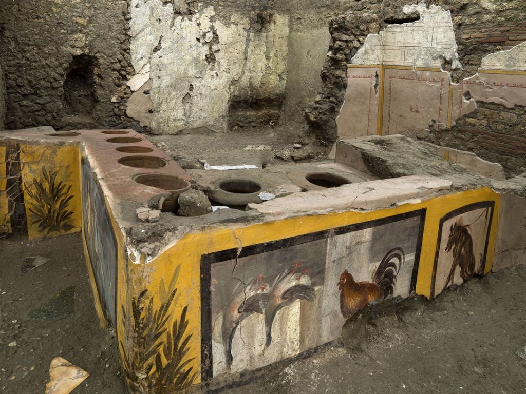 Scoperta a Pompei una bottega di street food intatta. Il termopolio è nella Regio V