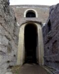 Veduta dell’ingresso al Mausoleo di Augusto prima e dopo i restauri condotti dalla Sovrintendenza Capitolina ai Beni Culturali