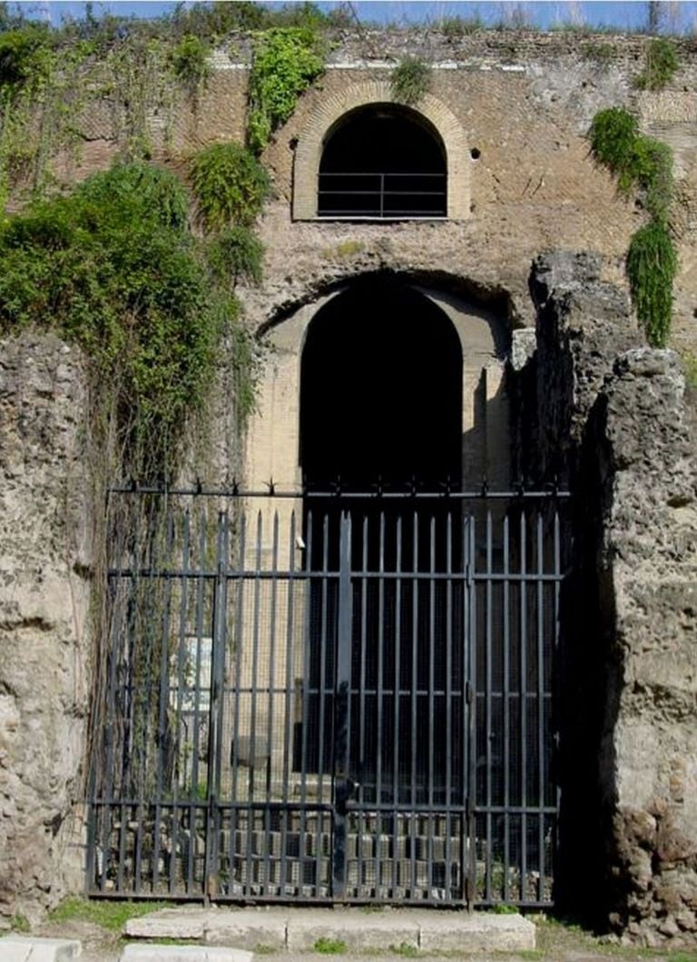 Veduta dell’ingresso al Mausoleo di Augusto prima e dopo i restauri condotti dalla Sovrintendenza Capitolina ai Beni Culturali.