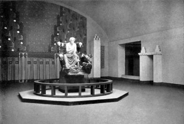 XIV esposizione della Secessione viennese, 1902. La statua raffigurante Beethoven di Max Klinger. Photo Archive of Secession