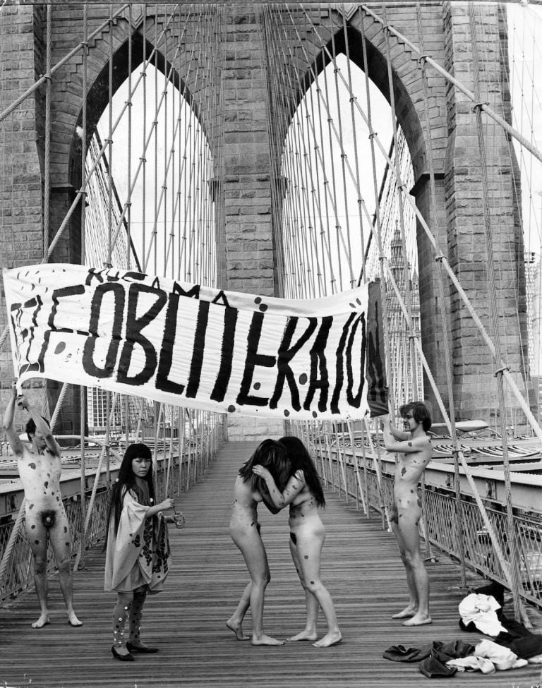 Yayoi Kusama, ”Anti-War“ naked happening and flag-burning on the Brooklyn Bridge, 1968 © YAYOI KUSAMA