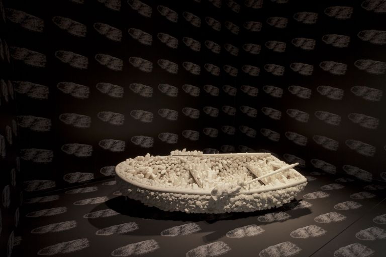 Yayoi Kusama, Aggregation: One Thousand Boats Show, 1963 60.0 x 265.0 x 130.0 cm 2) oar: (l)169 x (h)12 x (b)13 Rowboat with oars, covered by plaster castings in white cotton, a pair of lady's shoes © YAYOI KUSAMA, Courtesy: Collection Stedelijk Museum Amsterdam