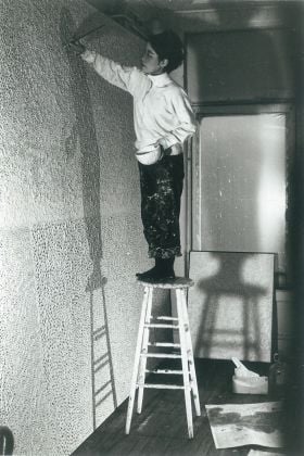 Yayoi Kusama, Kusama in her studio, New York, c. 1961 © YAYOI KUSAMA