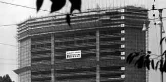 Il grattacielo Pirelli in costruzione alla fine degli anni 1950