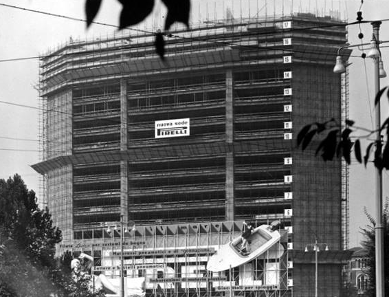 Storia del Pirellone. Una mostra per celebrare 60 anni del mitico edificio di Gio Ponti