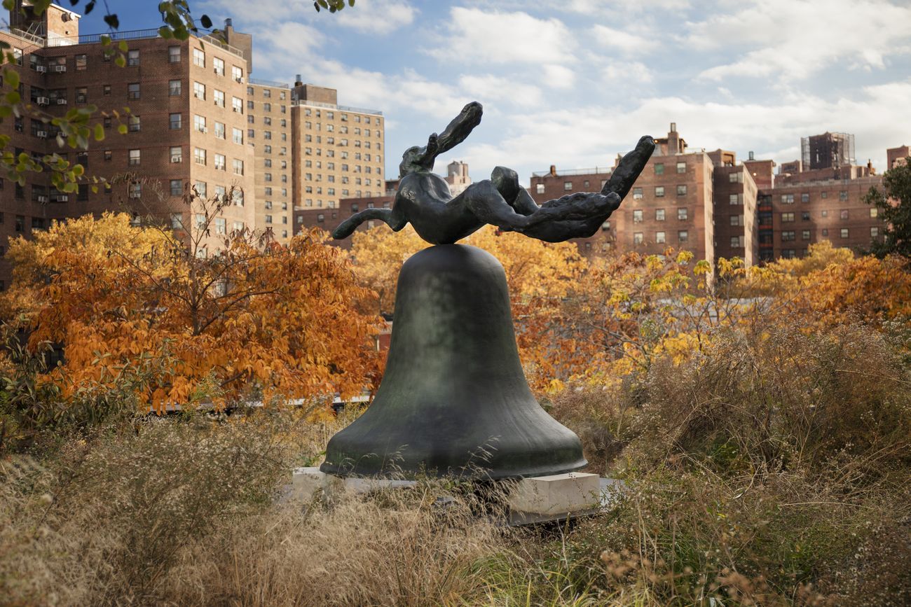 Barry Flanagan nel Kasmin Sculpture Garden, New York 2021 © The Estate of Barry Flanagan. Photo Diego Flores