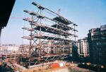 Centre Georges Pompidou, l'edificio in costruzione dal lato di rue Saint-Merri, 1974. Photo Bernard Vincent © Fondazione Renzo Piano © Rogers Stirk Harbour + Partners