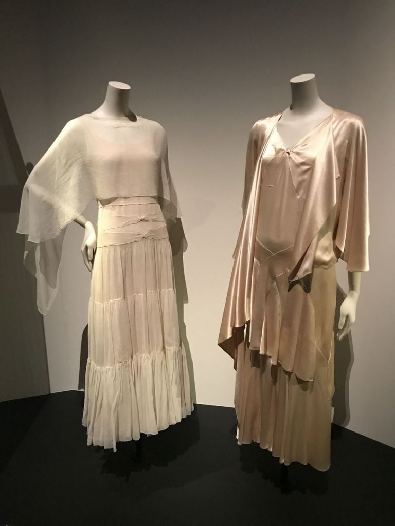 Chanel, Abito da sera in mussola di seta e ensemble in satin, 1930 31, Parigi, Patrimoine de Chanel © Massimiliano Simone