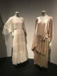 Chanel, Abito da sera in mussola di seta e ensemble in satin, 1930 31, Parigi, Patrimoine de Chanel © Massimiliano Simone