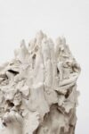 Cleo Fariselli, Fon Gran Papa III, dettaglio, 2019, gesso ceramico dentistico, sedimenti di argilla, cm 31x60x26. Photo Silvia Mangosio e Luca Vianello