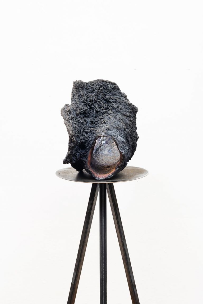 Cleo Fariselli, Senza titolo (fianco), dettaglio, 2019, ceramica Raku, cm 56x39x30. Photo Silvia Mangosio e Luca Vianello