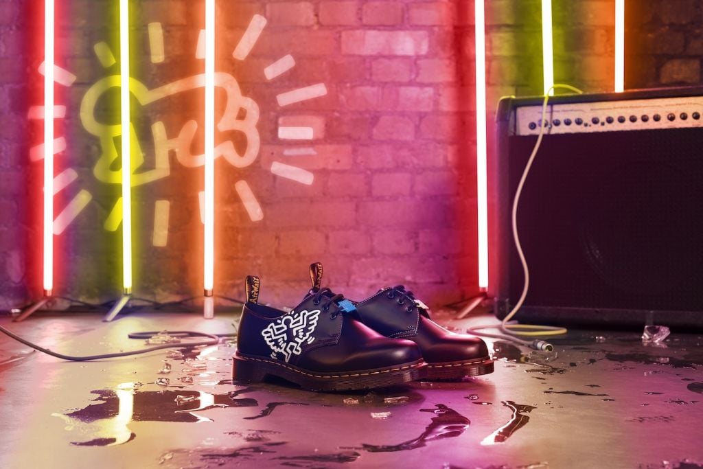 Dr. Martens lancia una collezione di scarpe e stivali dedicati a Keith Haring