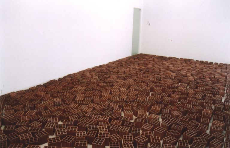 Damián Ortega, 112 Tijolos. 45A x 99L x 47.5P cm (Líquido), 2003. Courtesy the artist & kurimanzutto, Città del Messico New York