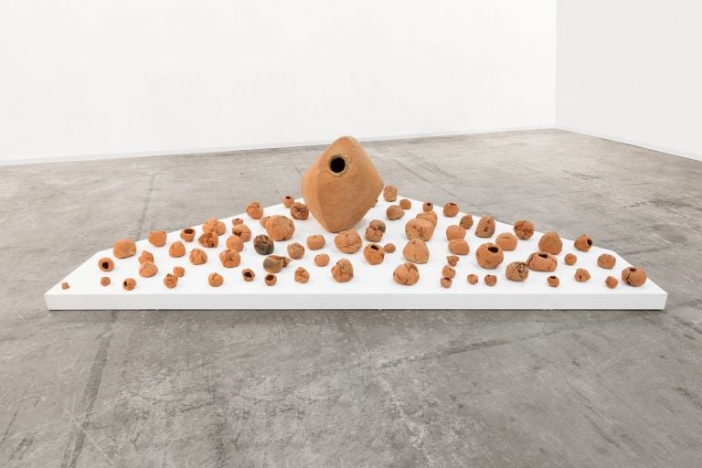 Damián Ortega, Broken sac, 2016. Courtesy the artist & kurimanzutto, Città del Messico New York