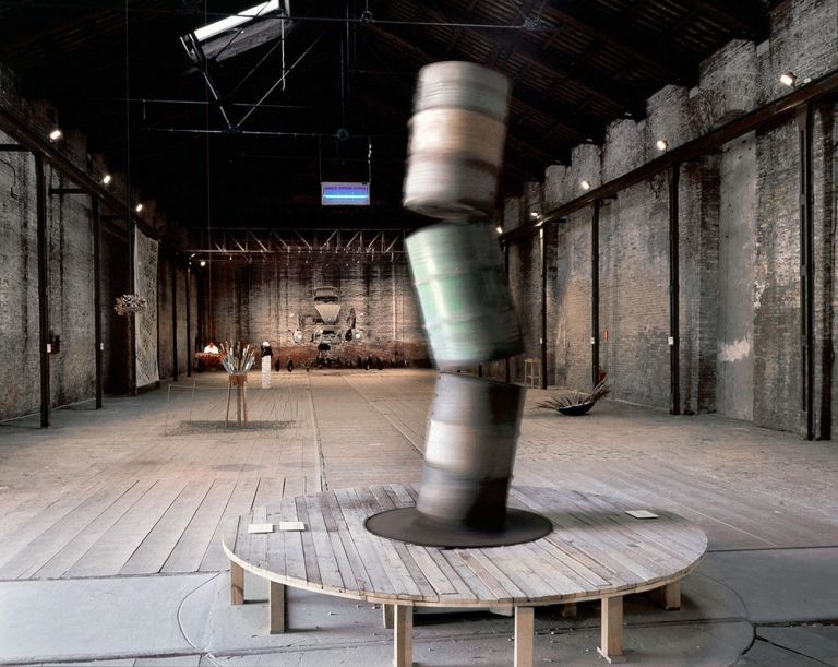 Damián Ortega, Movimiento en falso (Estabilidad y crecimiento económico), 2003. Courtesy the artist & kurimanzutto, Città del Messico New York