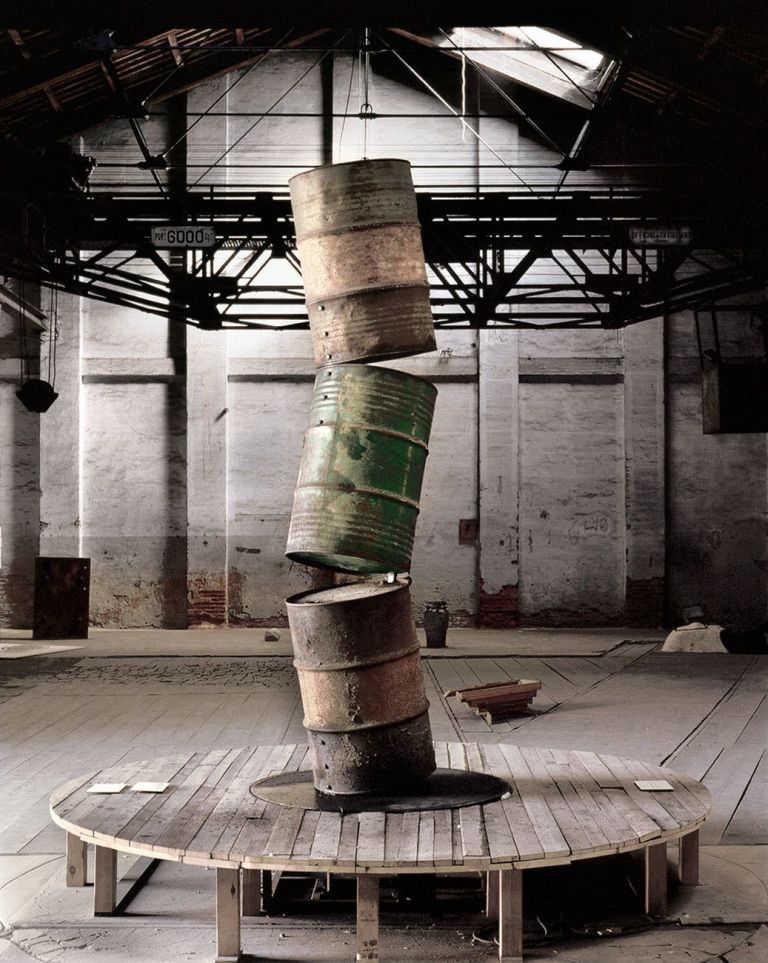 Damián Ortega, Movimiento en falso (Estabilidad y crecimiento económico), 2003. Courtesy the artist & kurimanzutto, Città del Messico New York