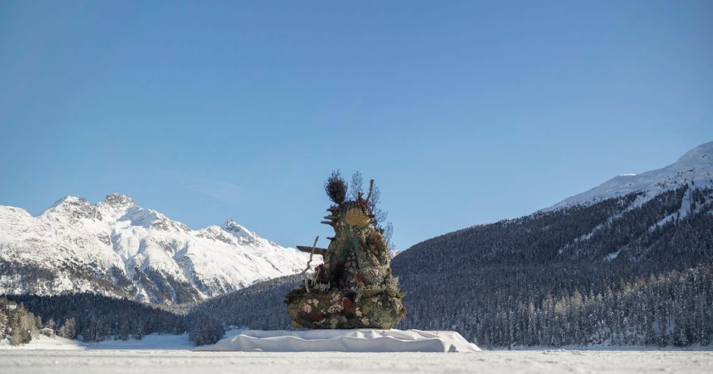 Una scultura di Damien Hirst è comparsa sul lago ghiacciato di St Moritz