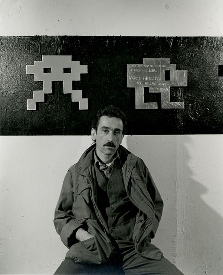 Don Leicht con gli Space Invaders in metallo, Bronx, NYC 1982. Photo Peter Bellamy