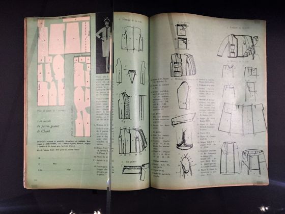 Elle, numero del 15 ottobre 1956, «Les 12 secrets de fabrication de Chanel», Parigi, Musée des Arts Décoratifs © Massimiliano Simone