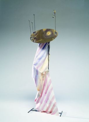 Fausto Melotti, Geisha col cappello a foggia di giudizio di Paride, 1980, ottone, tessuto dipinto, 83x30x15 cm. Courtesy Studio 53 Arte. Photo © Paolo Vandrasch
