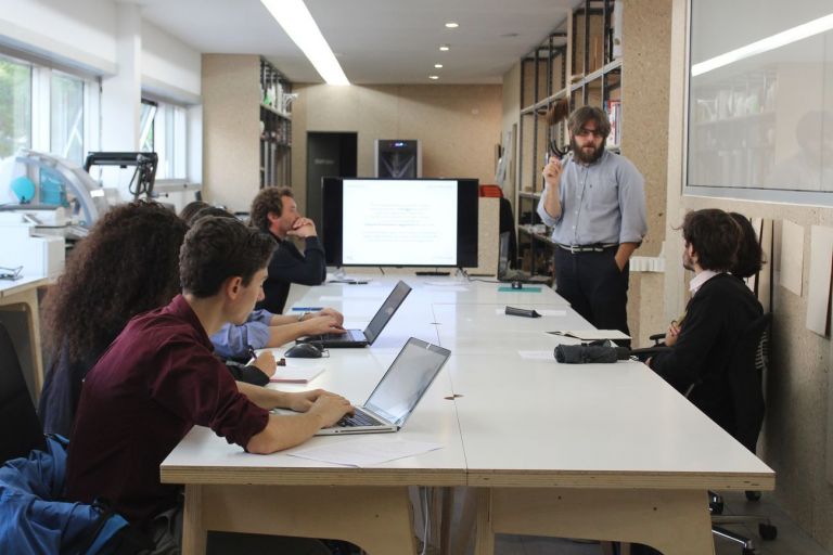 Formazione teorica prima della sperimentazione pratica al laser. Photo © Fablab Venezia