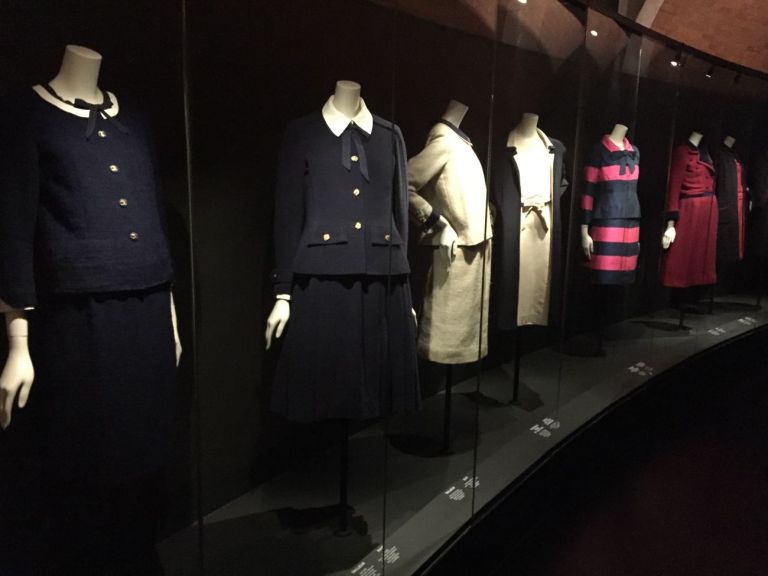 Gabrielle Chanel. Manifeste de mode. Exhibition view at Palais Galliera, Parigi 2021 © Laurent Vu - SIPA