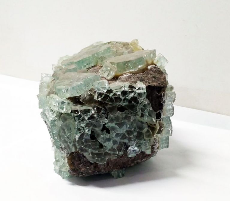 Giulio Delvè, Azione meccanica di una roccia effusiva su un solido amorfo, 2012, sanpietrino, vetro temperato, 15 x 15 x 12 cm. Courtesy the artist