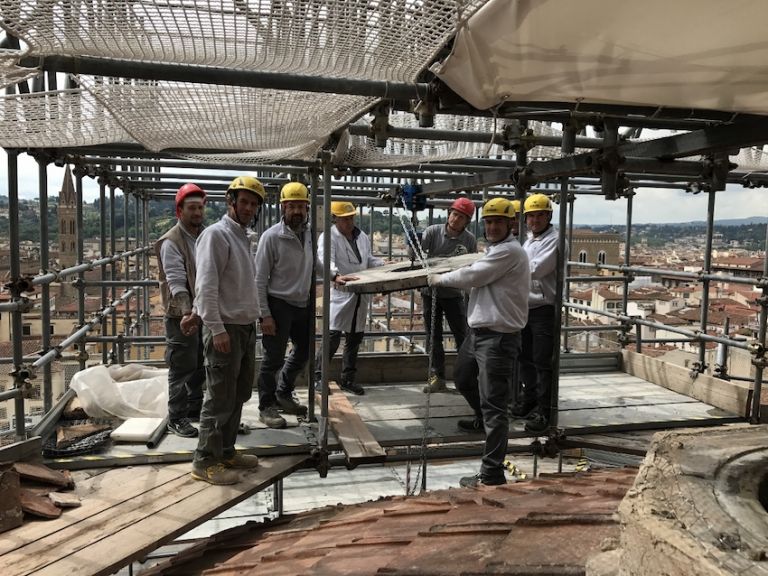 Gruppo di operai dell'Opera che hanno eseguito l'ultimo dei lavori di sostituzione di alcune tegole, Courtesy Opera di Santa Maria del Fiore