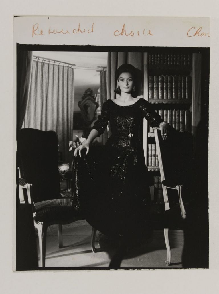 Henry Clarke, Anouk Aimée vestita in Chanel, pubblicata su Vogue Paris, settembre 1963 © Henry Clarke, Musée Galliera - Adagp, Paris 2020