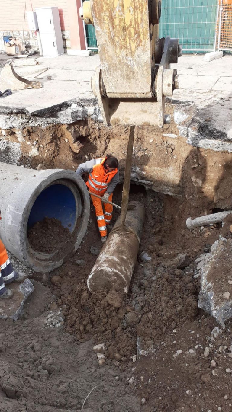 La colonna recuperata in via Milano a Brescia