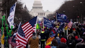 Un dipartimento dello Smithsonian sta raccogliendo i cartelli degli assaltatori di Capitol Hill