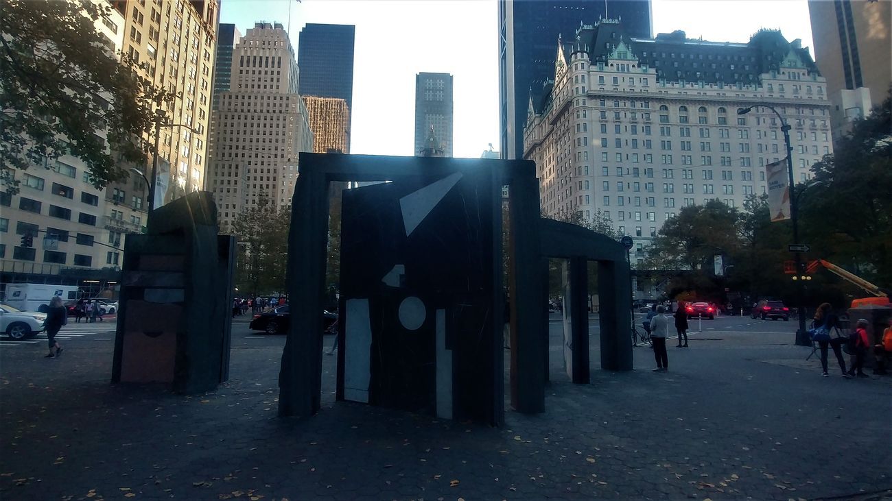 Le porte in marmo di Sam Moyer all’ingresso di Central Park a New York. Photo Maurita Cardone