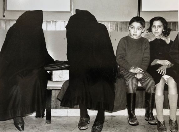 Lisetta Carmi, Nuoro, sala d'attesa delle corriere, 1966