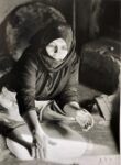 Lisetta Carmi, Orgosolo, casa Piras, preparazione del pane carasau, 1976