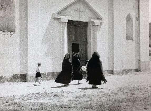 Lisetta Carmi, Orgosolo, uscita dalla chiesa, 1964