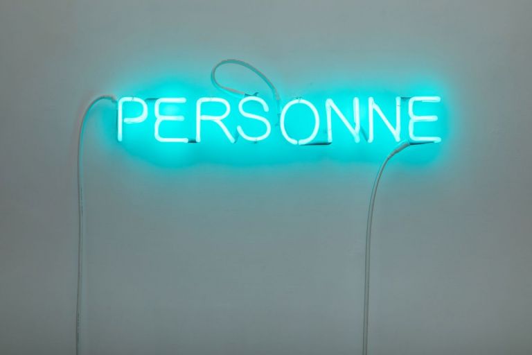 Maria Adele Del Vecchio, Personne, 2019, luce al neon, 10 x 70 cm. Courtesy the artist e Galleria Tiziana Di Caro. Photo Danilo Donzelli