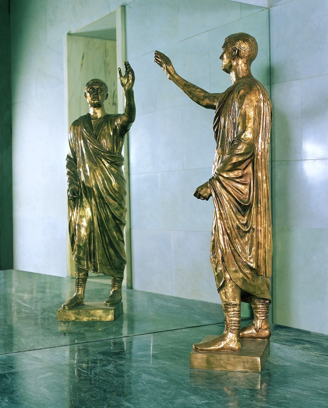 Michelangelo Pistoletto, L'Etrusco, 1976, specchio e bronzo, h. cm 185 (bronzo), cm 330x230 (specchio). Collezione Farnesina