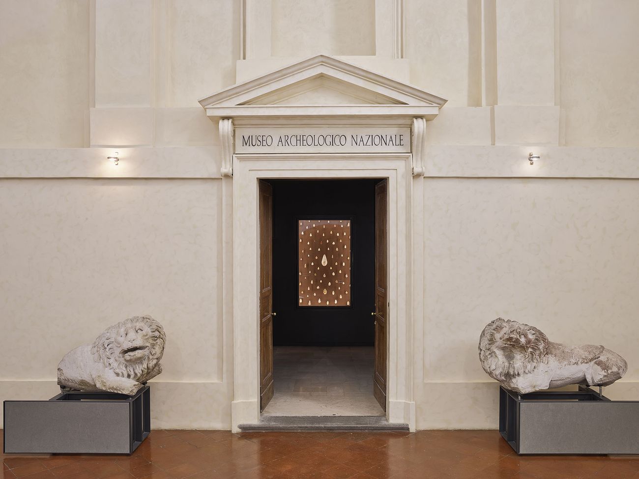 Nuovo ingresso del Museo Archeologico di Parma, introdotto dalla vetrina che ospita il bifacciale acheuleano e selci paleolitiche. Photo Giovanni Hänninen 