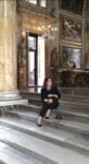 Patrizia Piergiovanni sugli scalini della Galleria Colonna