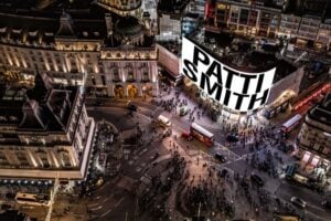Musica e poesia: Patti Smith a Piccadilly Circus per il progetto CIRCA di arte pubblica su schermo