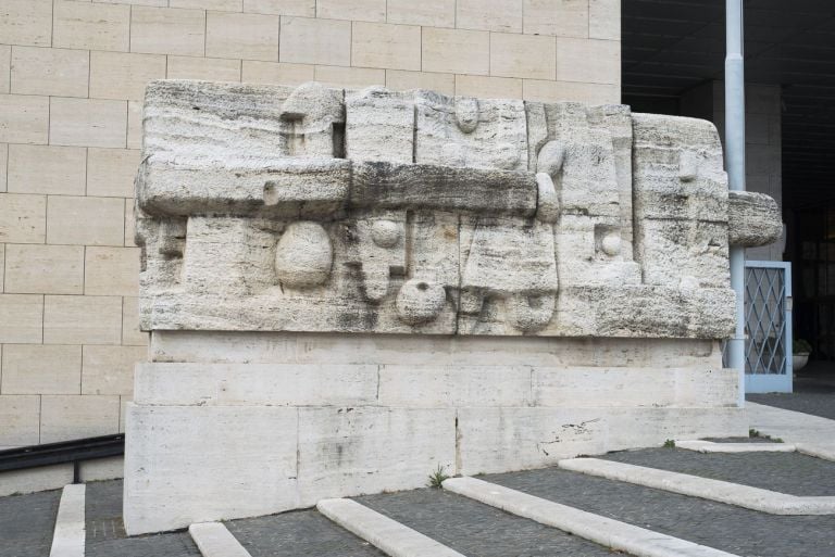 Pietro Cascella, Portabandiera, Palazzo della Farnesina, Roma. Photo Giorgio Benni