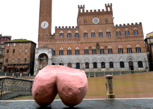 La scultura a forma di sedere a Piazza del Campo a Siena