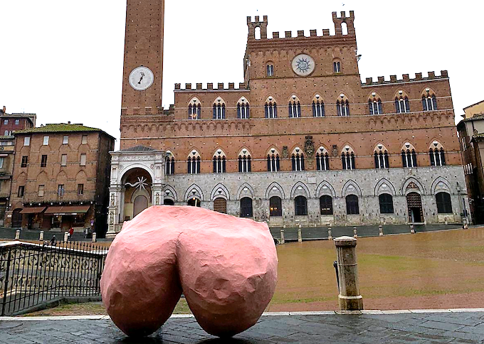 La scultura a forma di sedere a Piazza del Campo a Siena - Foto Facebook Goliardi Senesi