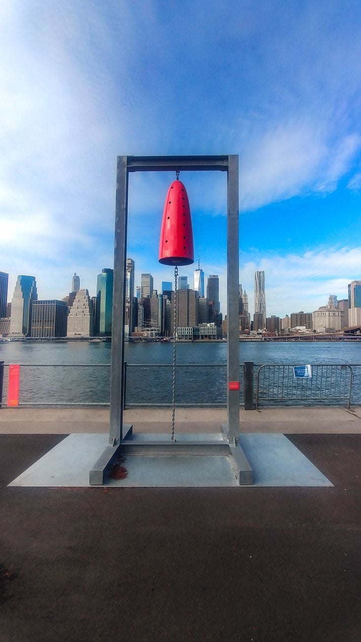 Una delle cinque campane realizzate per l’installazione “Reverberation” di Davina Semo al Brooklyn Bridge Park. Photo Maurita Cardone