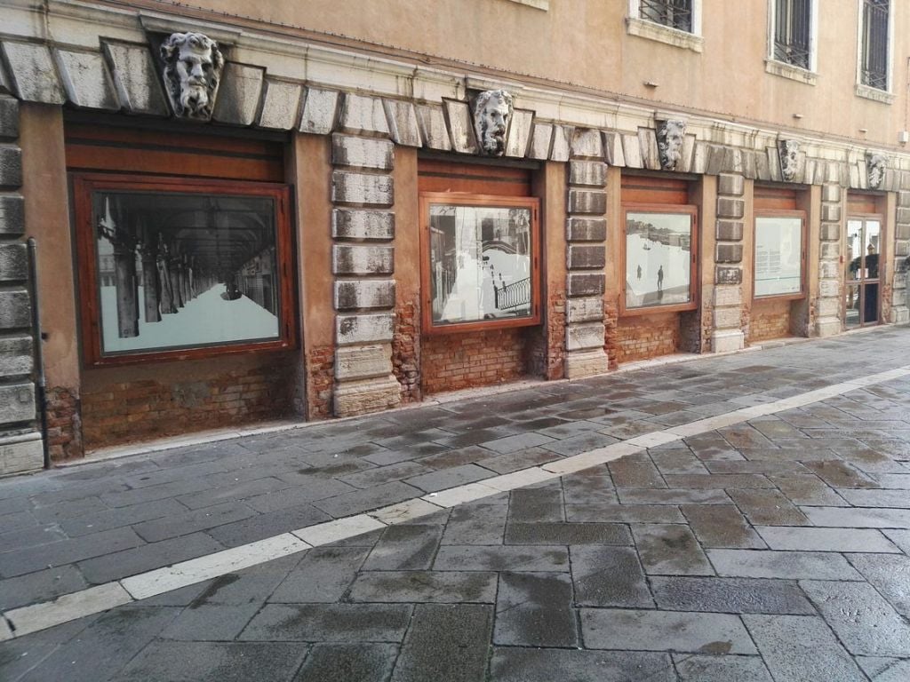 Vetrine accese: in Piazza San Marco vanno in mostra gli artisti degli atelier Bevilacqua La Masa