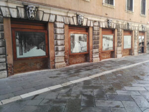 Vetrine accese: in Piazza San Marco vanno in mostra gli artisti degli atelier Bevilacqua La Masa