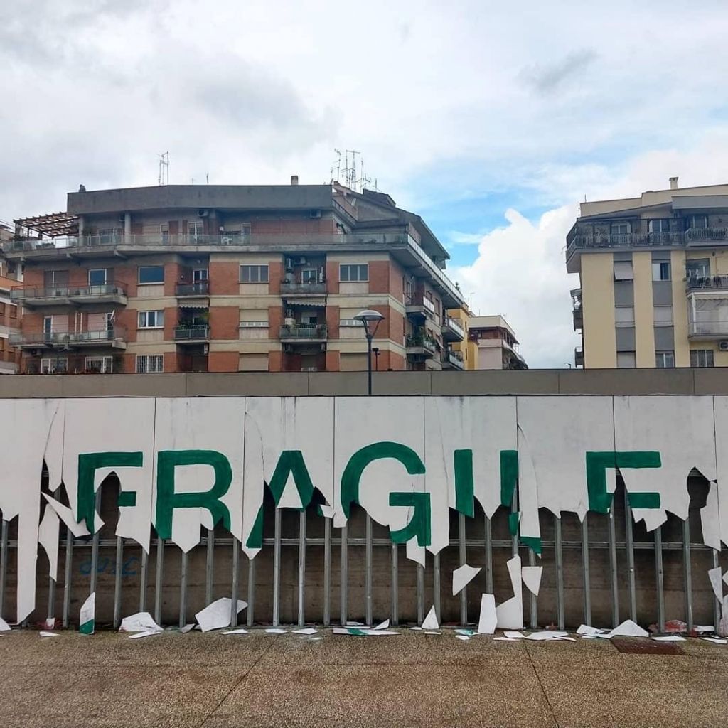 Fragile: un murale a Roma affronta con delicatezza il tema dell’alcolismo