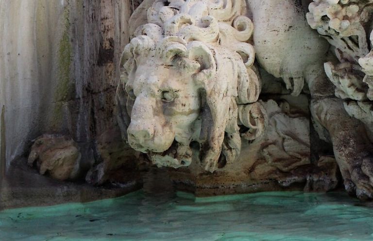 Leone Bernini Piazza Navona danneggiato