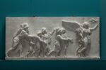© Pavia, Musei Civici. Bertel Thorvaldsen, Lastra dal fregio con il Trionfo di Alessandro Magno a Babilonia raffigurante Il satrapo Mazeo con i figli – La Pace, gesso, 1822 (Pavia, Musei Civici, Gipsoteca)